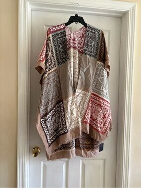 Do everything in love Multicolor Bandana-Print Kimono — Neutral & Purple Accents